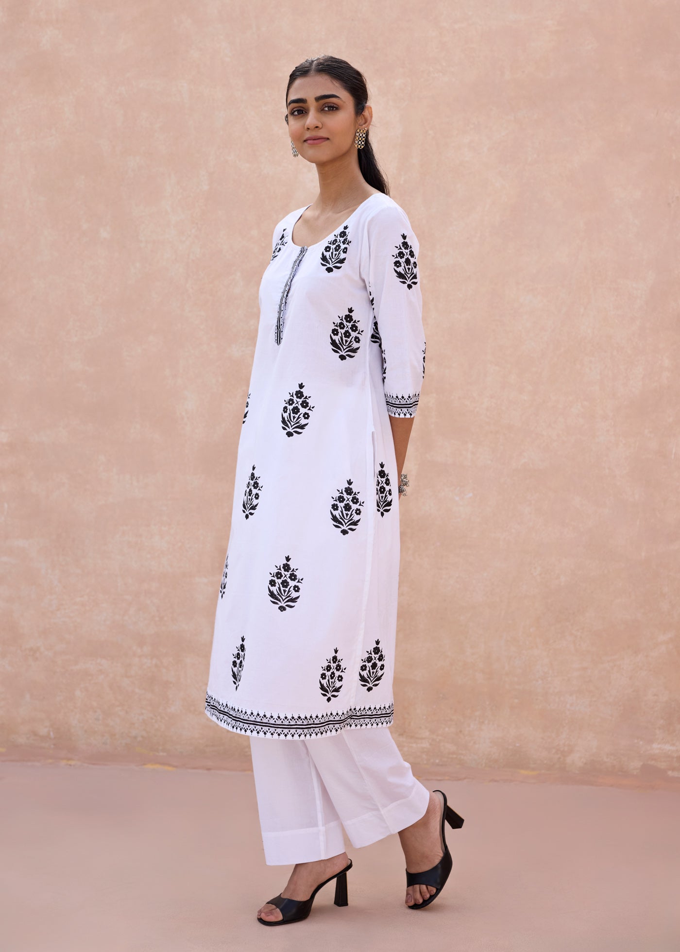 Deep Neck Raagini Kurta - White/Black