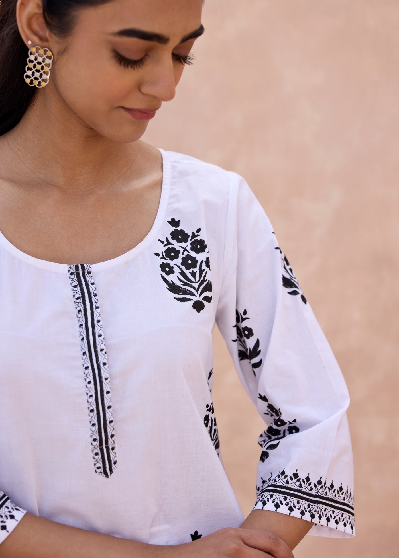 Deep Neck Raagini Kurta - White/Black