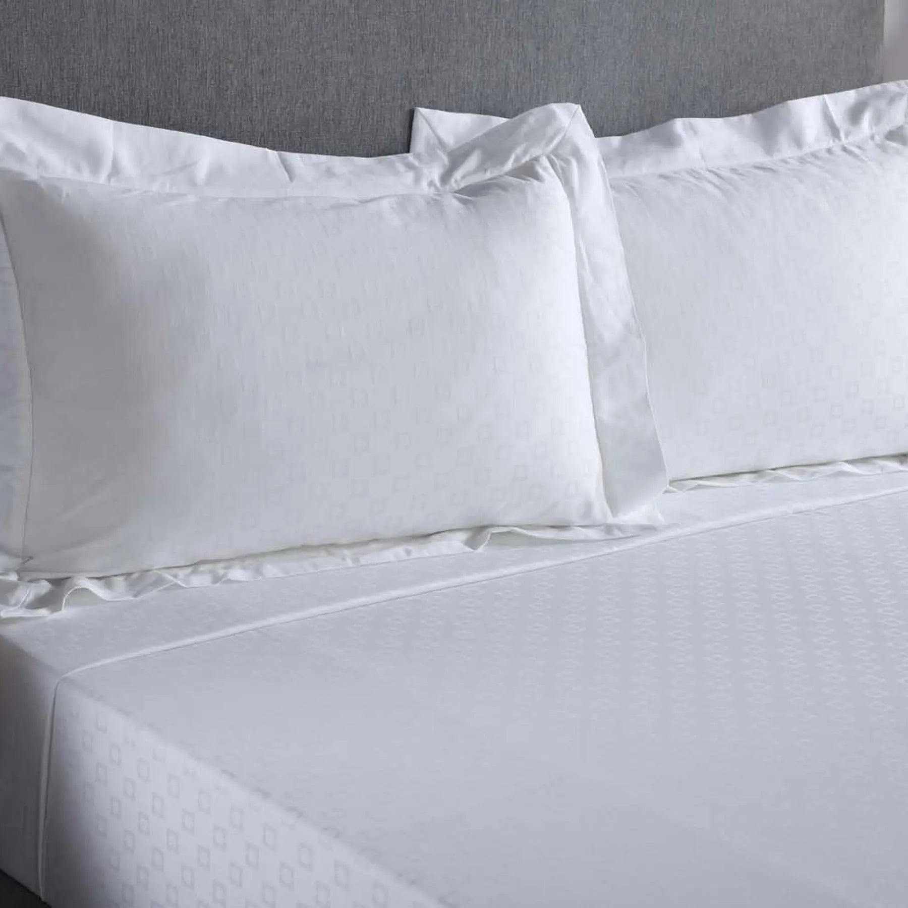 Square White Color Jacquard Sheet with 2 Pillow Covers